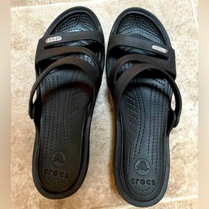 Crocs low wedge black strappy sandal sz 8
